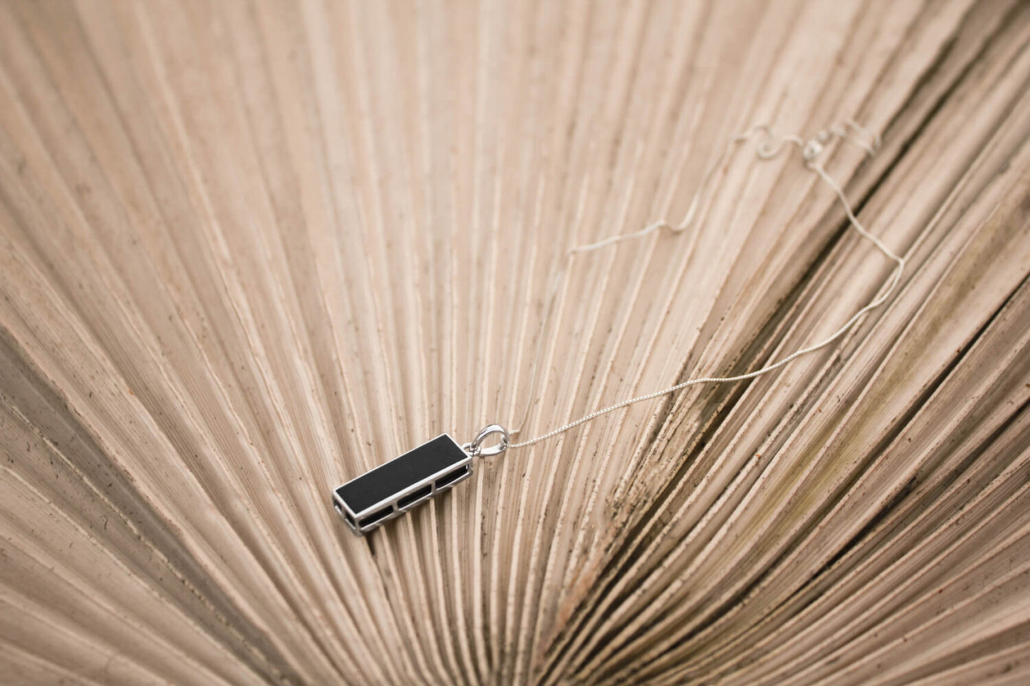 OBSCURA PENDANT WITH CHAIN