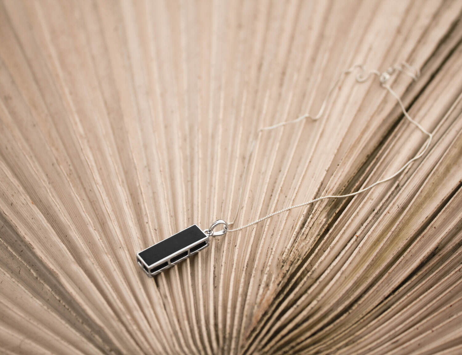 OBSCURA PENDANT WITH CHAIN
