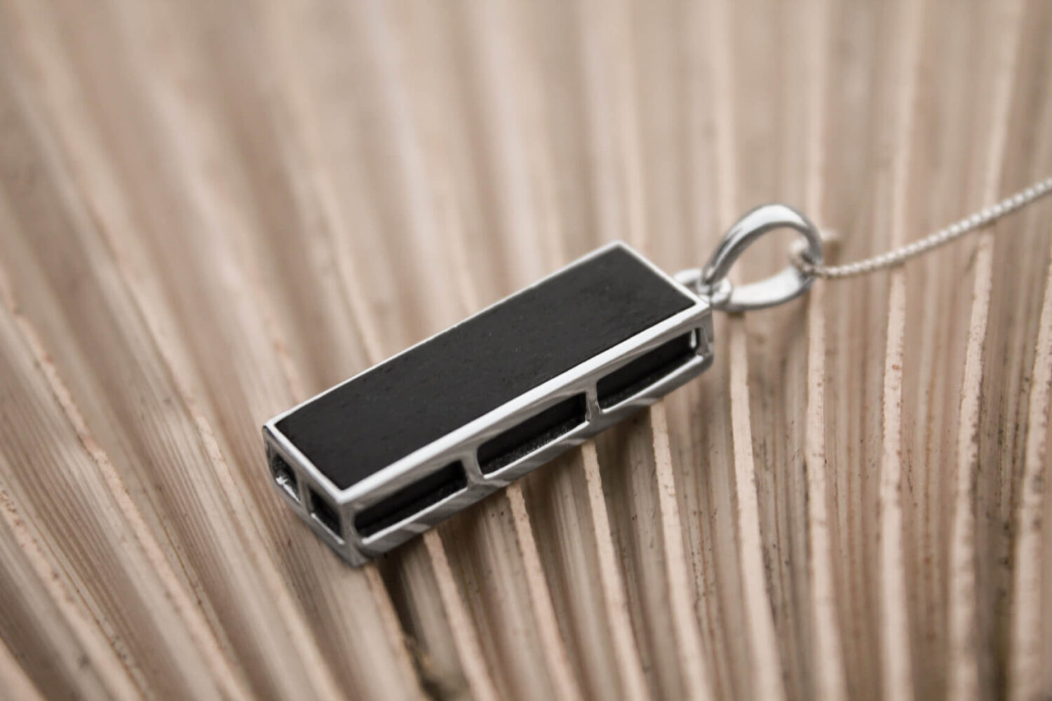 OBSCURA PENDANT WITH CHAIN
