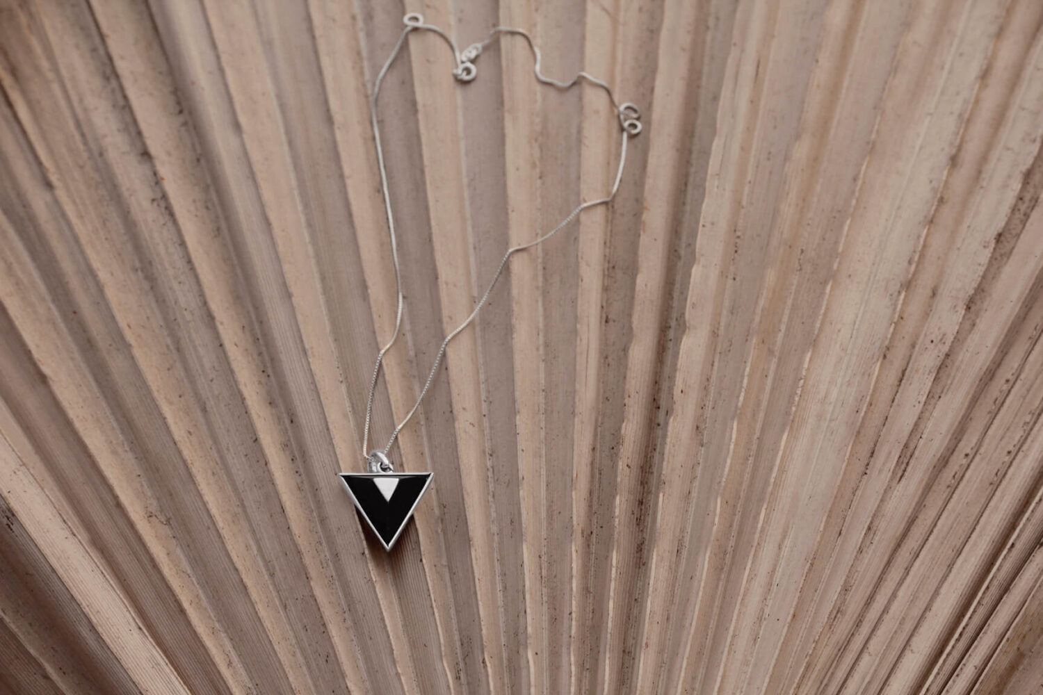 NOIR LUXE PENDANT WITH CHAIN