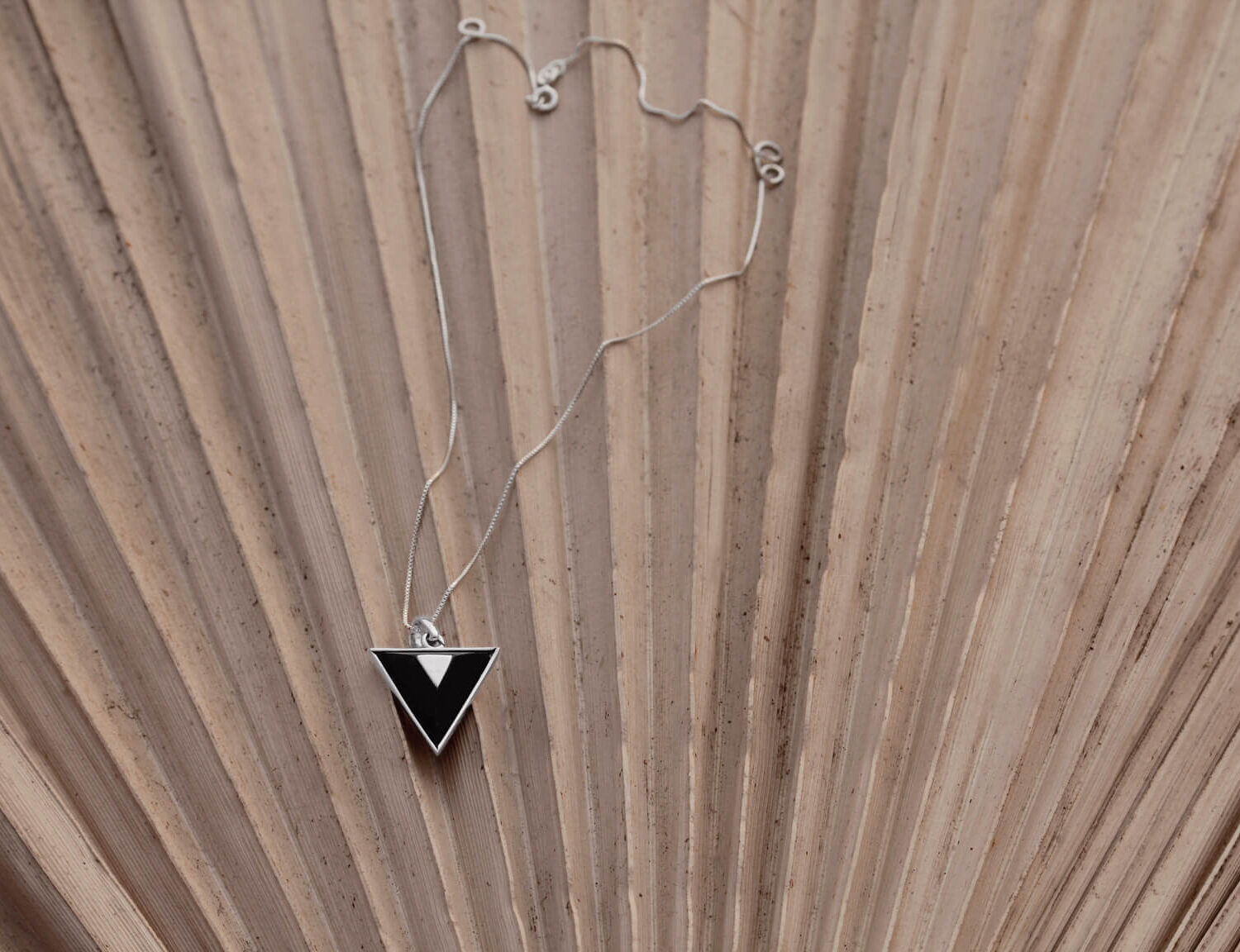 NOIR LUXE PENDANT WITH CHAIN