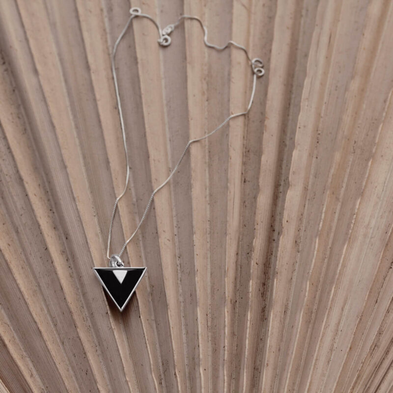 NOIR LUXE PENDANT WITH CHAIN