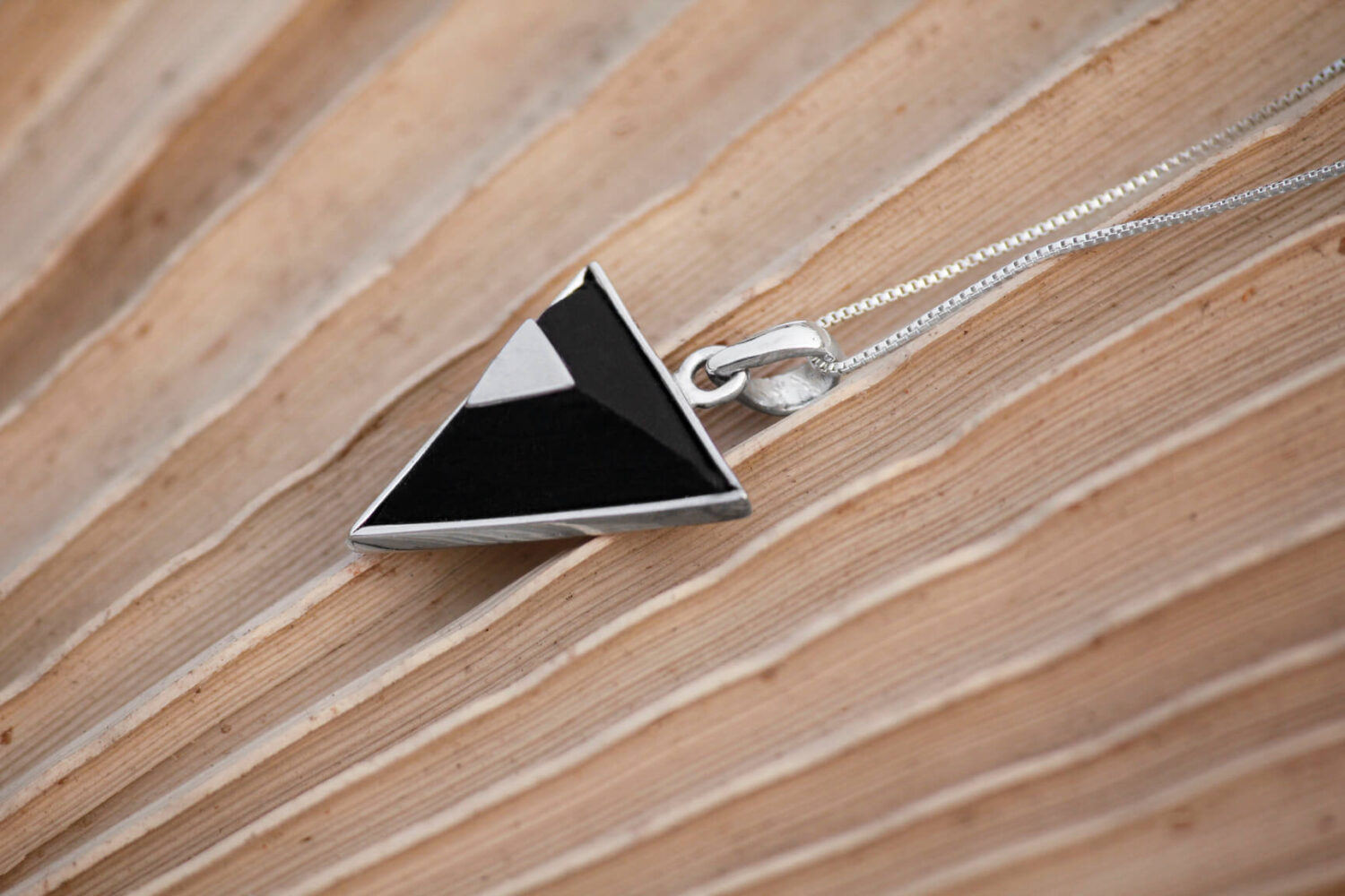 NOIR LUXE PENDANT WITH CHAIN