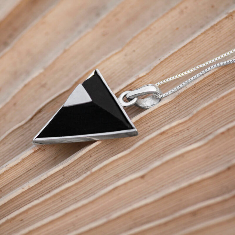 NOIR LUXE PENDANT WITH CHAIN