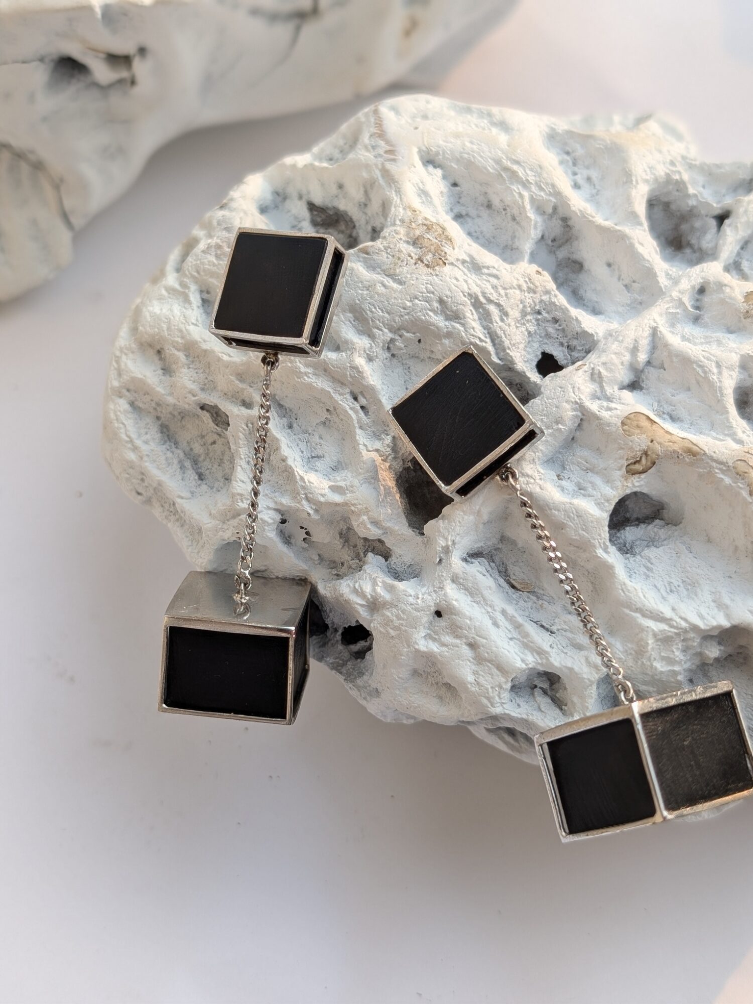 DARK SQUARE EARRINGS