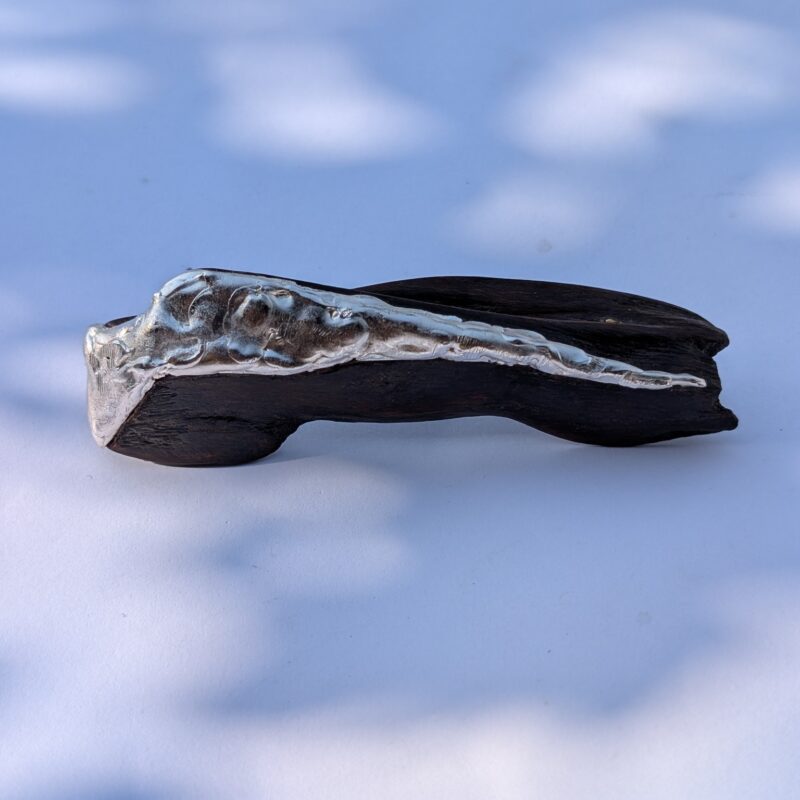 Tide brooch