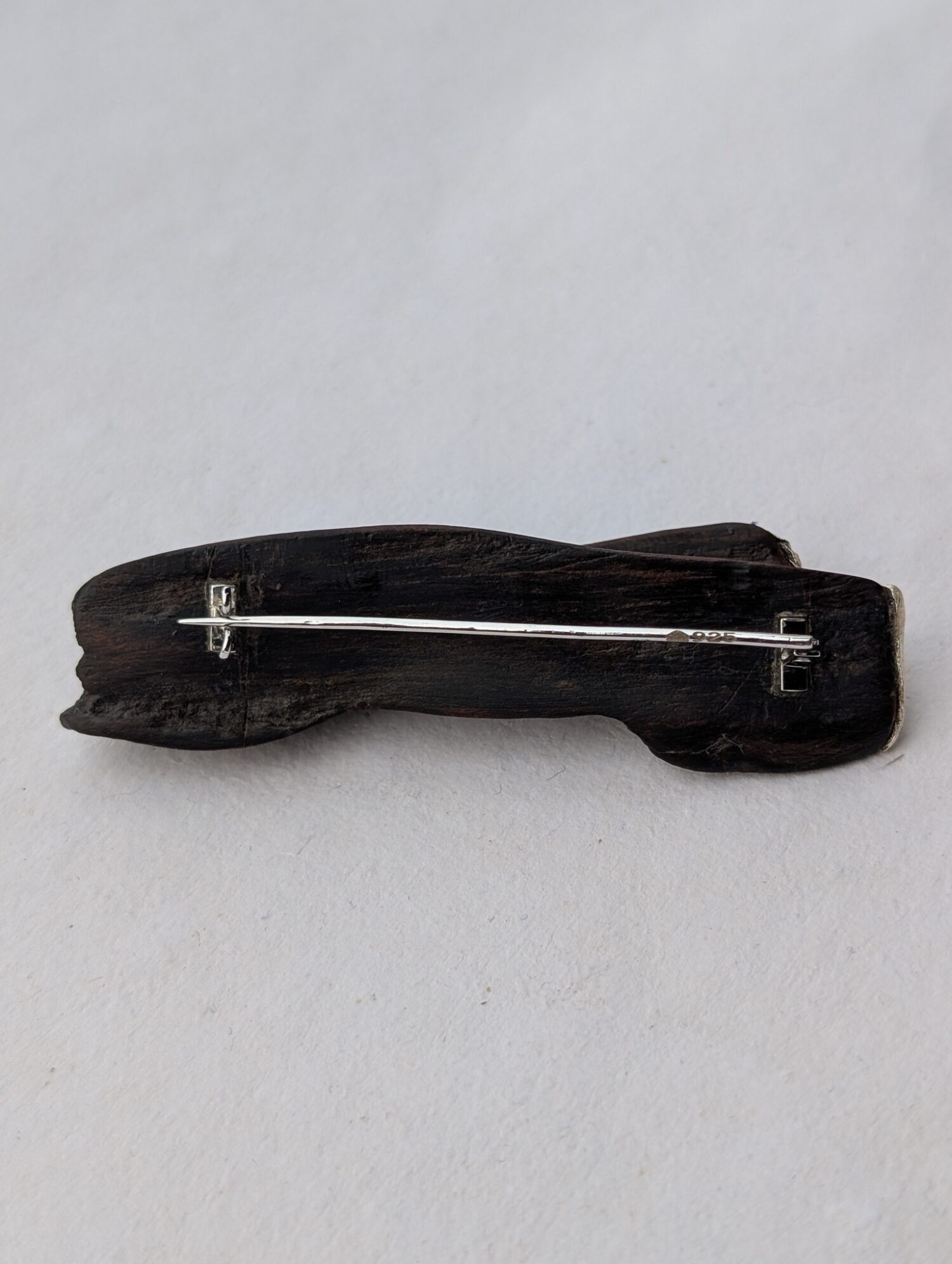 Tide brooch