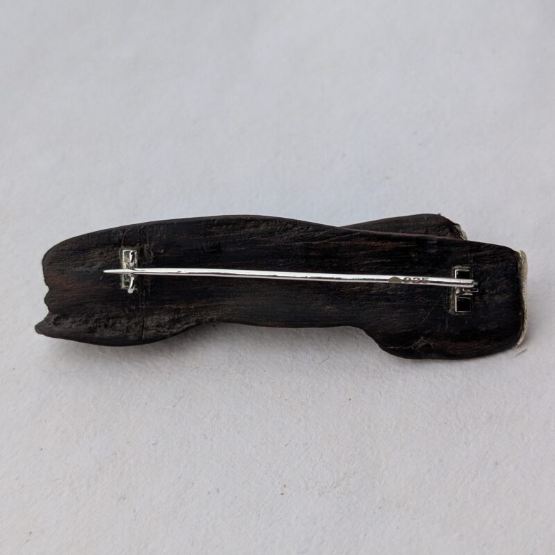 Tide brooch