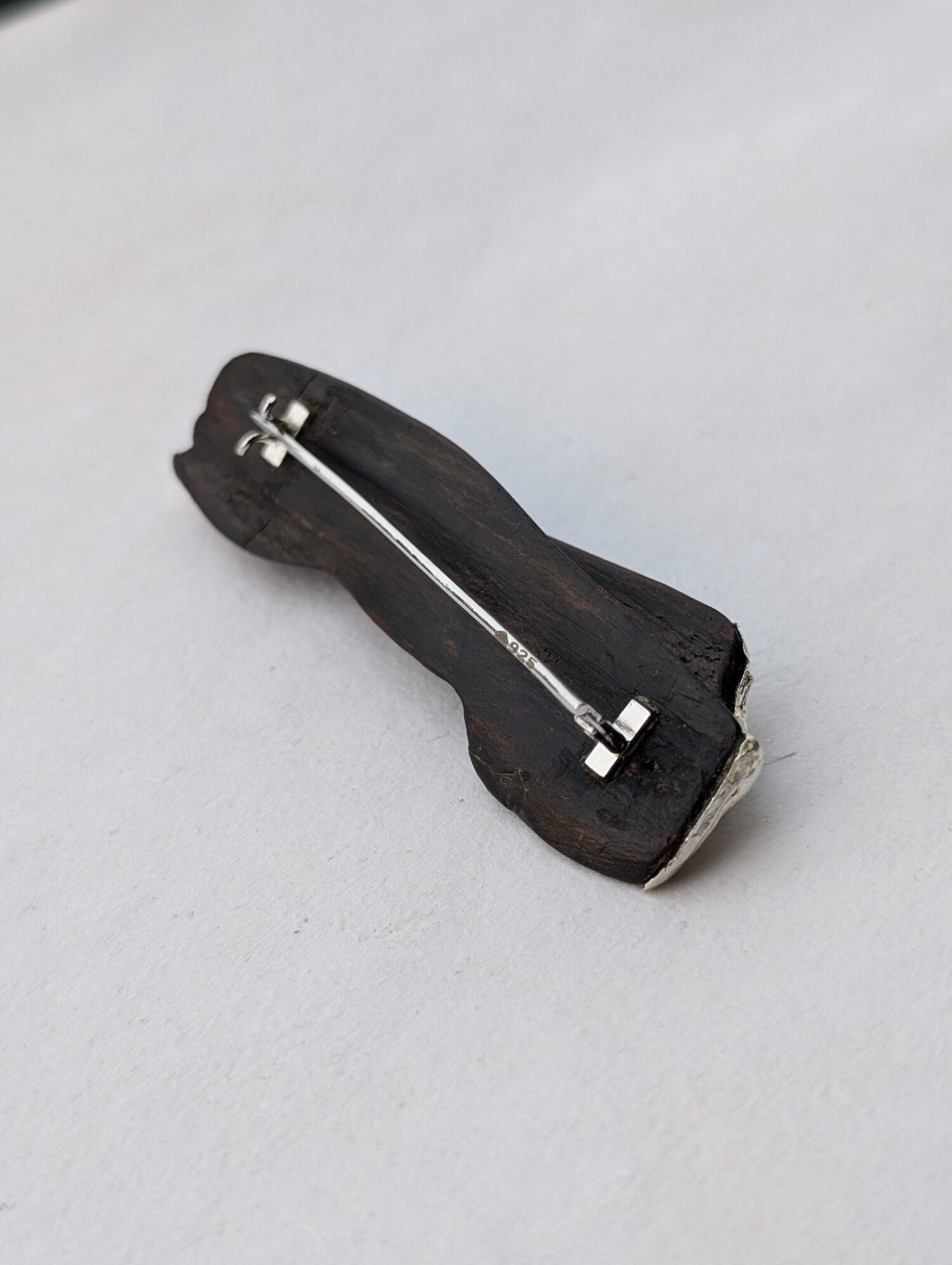 Tide brooch