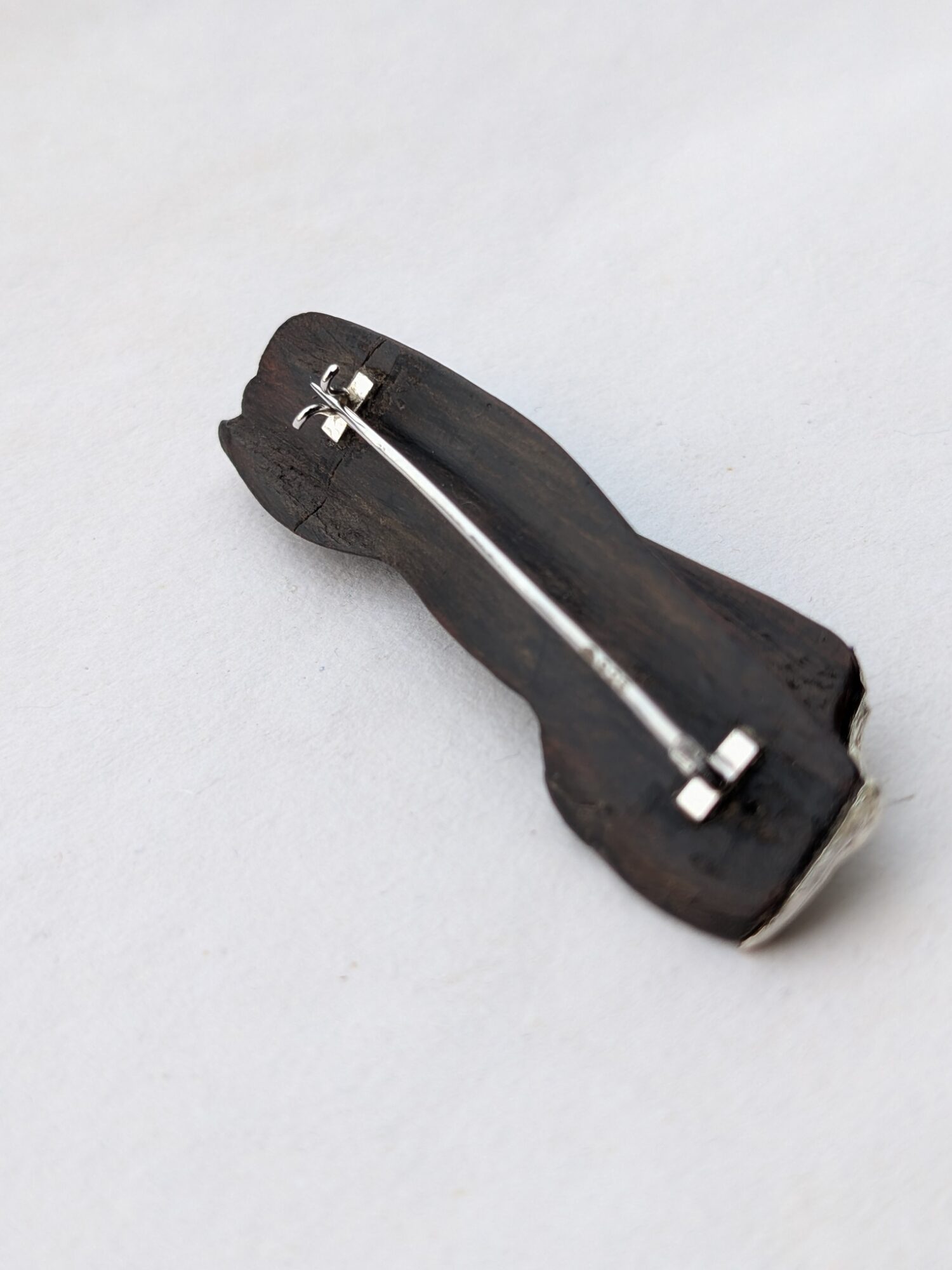Tide brooch