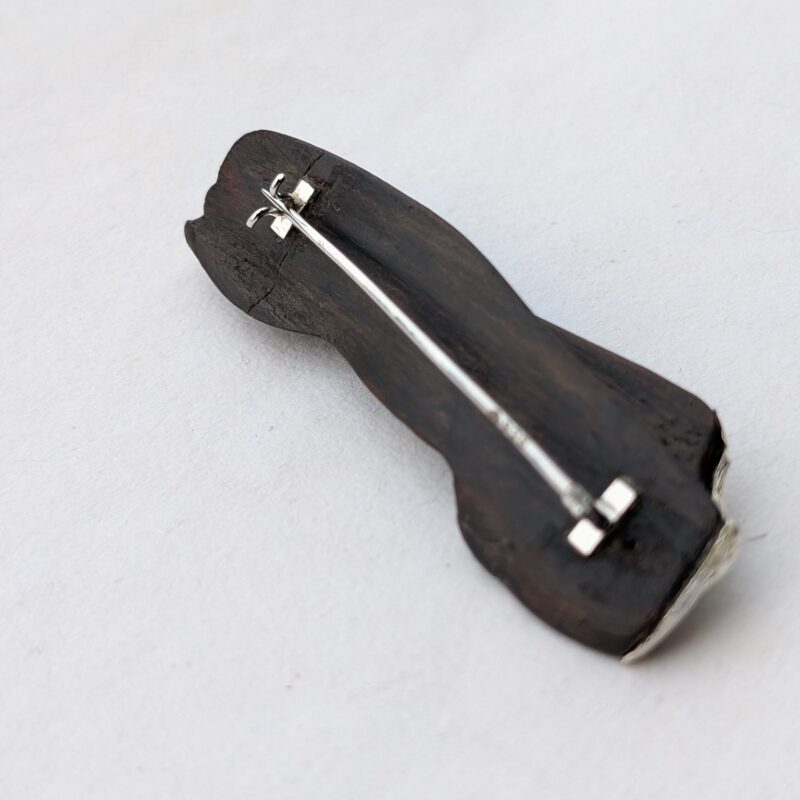 Tide brooch