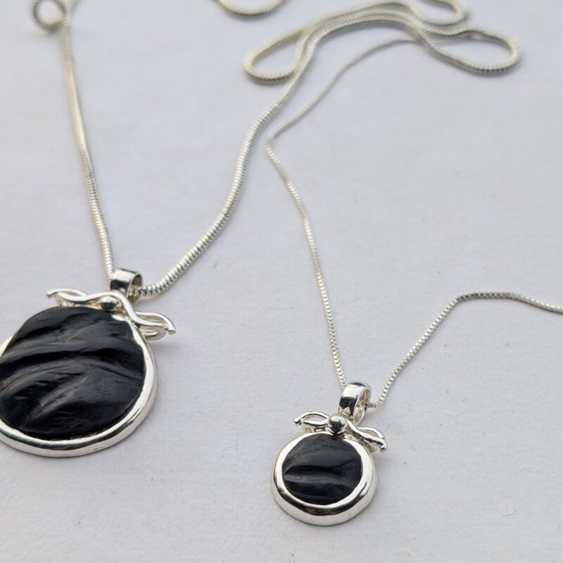 Vio Small Pendant with Chain